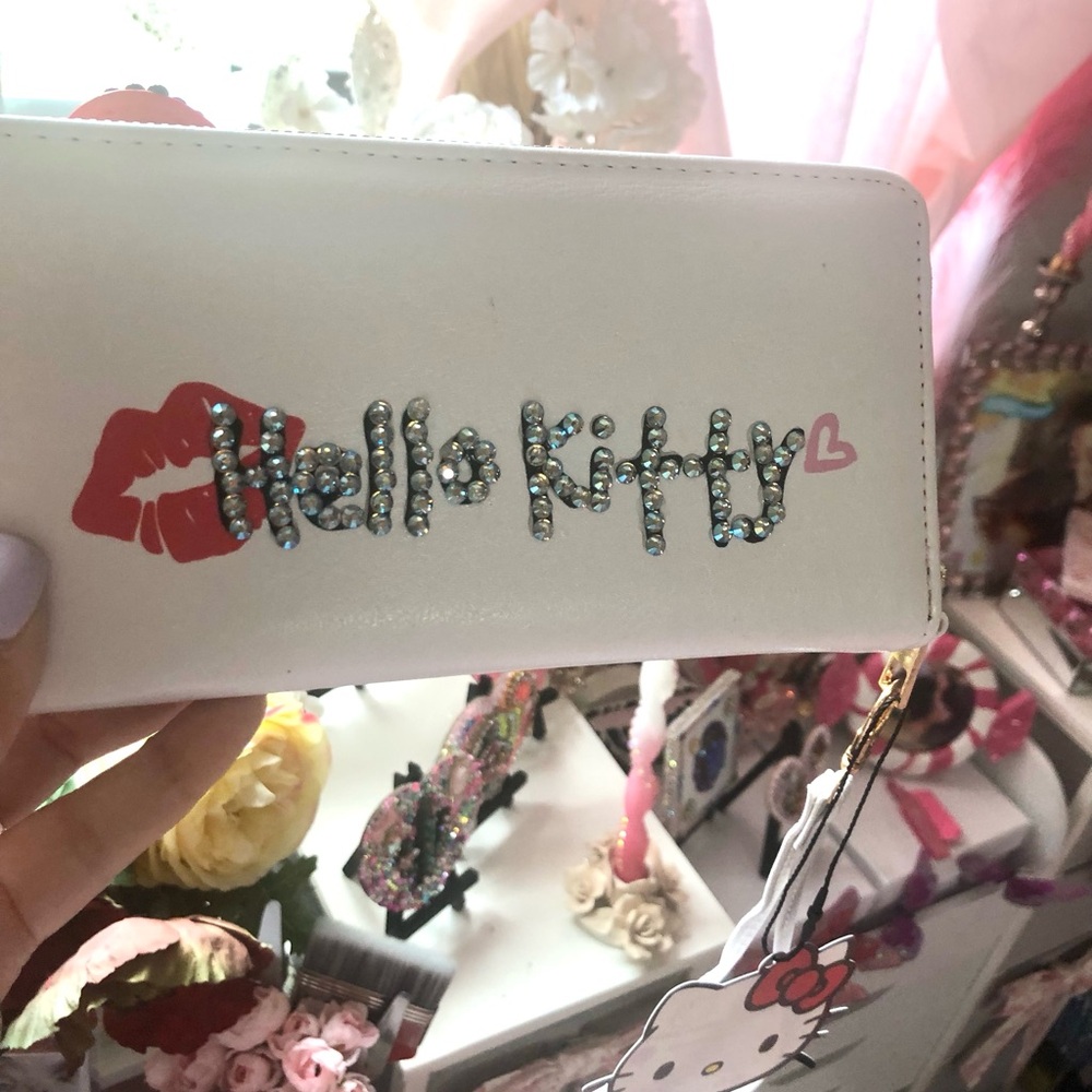 Hello Kitty White and Red wristlet with Sparkling Bow - Picture 4 of 6